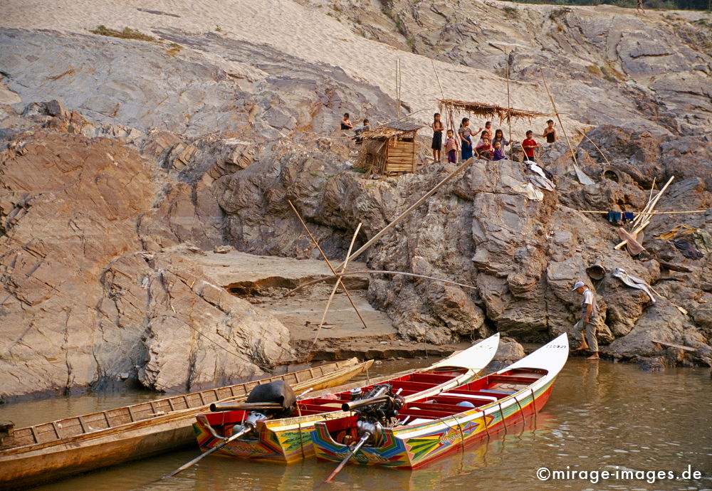 Speedboats
Mekong
Schlüsselwörter: Sand, Strand, Ufer, Felsen, Kontrast, archisch, romantisch, Sozialismus, Gesellschaft, Entwicklungsland, Politik, SÃ¼dost Asien, Reise, Wasser, Kinder, Fluss, Sand, Stein, Fernreise,