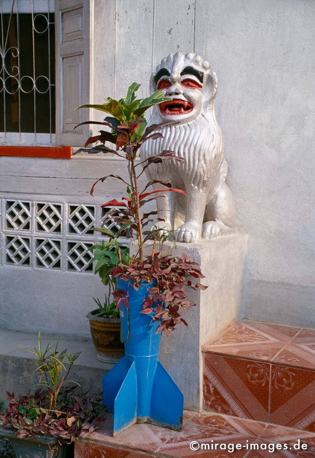 Lion and Bomb
Luang Prabang Mekong
Schlüsselwörter: Sozialismus, Gesellschaft, Entwicklungsland, Politik, politics, Asien, Reise, Fernreise, LÃ¶we, Bombe, Krieg,