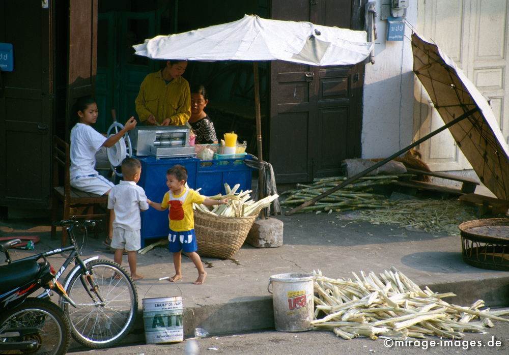 Syrup
Luang Prabang
Schlüsselwörter: Südost Asien, Indochina, Entwicklungsland, Fernreise, Kultur, Gesellschaft, Tourismus, Sozialismus, Volksrepublik Laos, Reise, Zucker, pressen, Kinder, Zuckerrohr, Verkaufsstand, Saft, süß, Gesundheit,