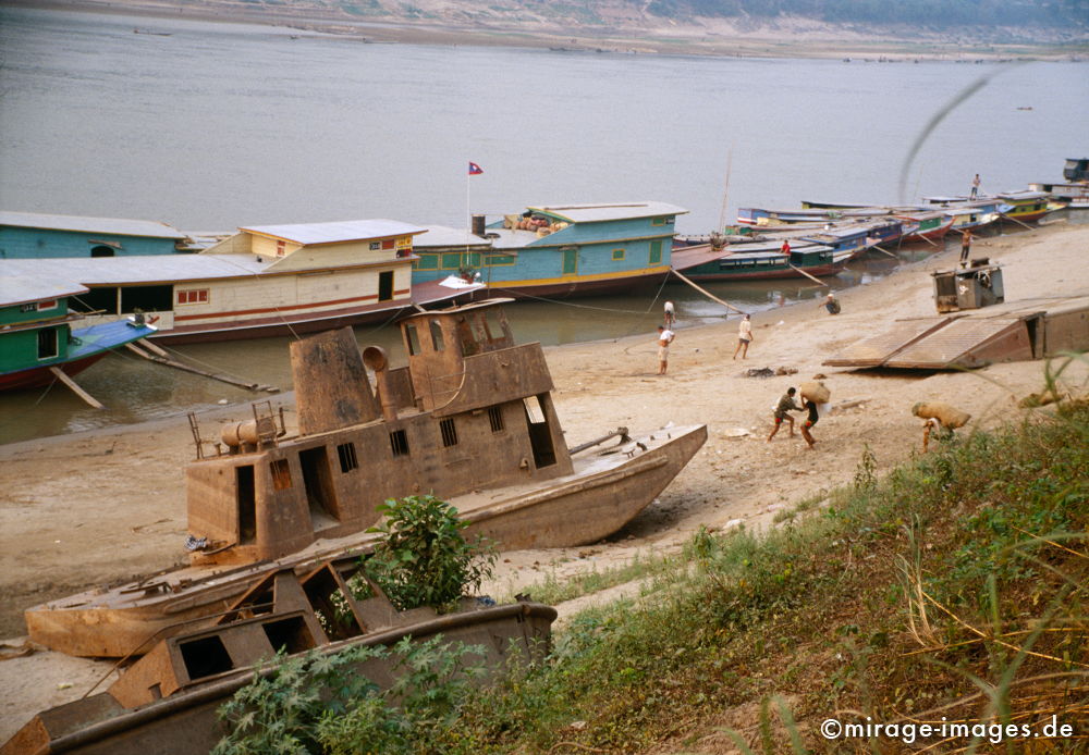 Riverside
Luang Prabang Mekong
Schlüsselwörter: Sand, Felsen, Kontrast, archisch, Sozialismus, Gesellschaft, Entwicklungsland, Freizeit, Politik, Südost Asien, Reise, Wasser, Kinder, Fluss, Sand, Stein, Fernreise, Wrack, Boot,