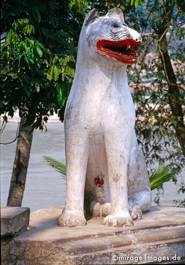 Lion of Luang Prabang
Schlüsselwörter: SÃ¼dost Asien, Indochina, Entwicklungsland, Fernreise, Kultur, Gesellschaft, Tourismus, Sozialismus, Volksrepublik Laos, Reise, Wappentier, Katze, gross, weiss, Symbol, Wahrzeichen, rot,