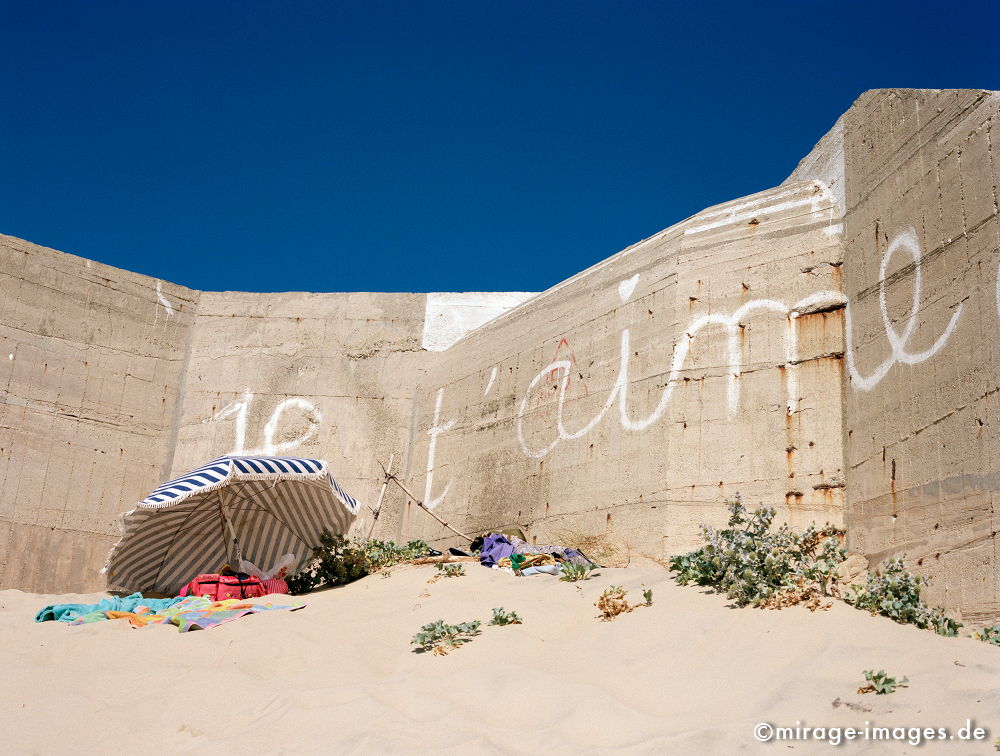 Bunker
Bretagne
Schlüsselwörter: Liebe, Sand, Urlaub, Beton, Mauer, Graffiti, Sommer, Sonnenschirm, Strand, Bunker, Reise, Romantik, Sehsucht, Entspannung, entspannen, Freizeit, Strand, Sonne, WÃ¤rme, Hitze, heiss, verlassen, love1