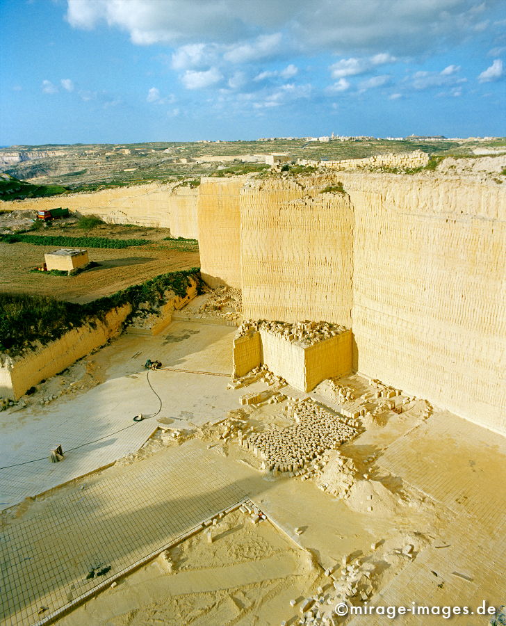 Steinbruch
Gozo
Schlüsselwörter: gold, Weite, Sandstein, Landschaft, Fels, Natur, Stein, Himmel, blau, Steinbruch, weich, gelb, sÃ¤gen, BlÃ¶cke, WÃ¼rfel, Geometrie, Rechteck, Abend, Bausteine, Erosion, Herstellung, Fabrikation, Produktion, Insel, Europa, Mittelmeer, Gozo,