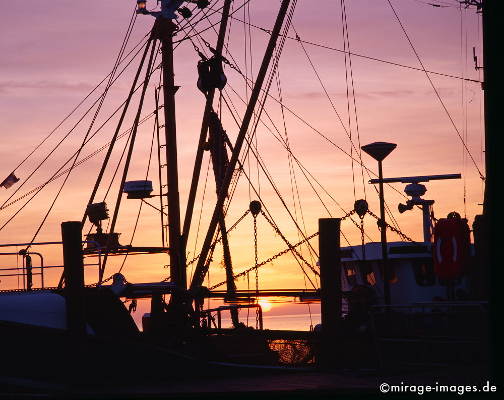 Fischkutter
Langeness Ostfriesland 
Schlüsselwörter: Morgengrauen, Dämmerung, Himmel, Wolken, Meer, See, Fischer, Fischerei, Boot, Schiff, Sonnenaufgang, Wirtschaft, rot,