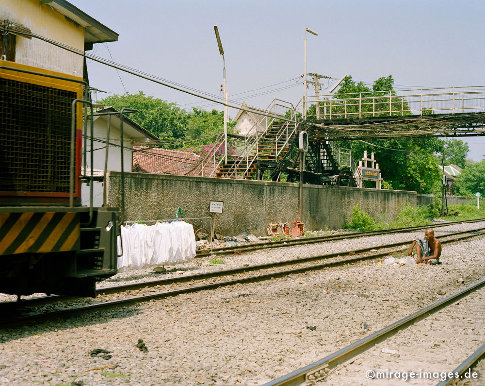 Train and Slum
Bangkok
Schlüsselwörter: urbanlife1, GroÃŸstadt, Metropole, urban, Stimmung, Weltstadt, modern, chrittlich, Zug, Verkehr, Verkehrsmittel,