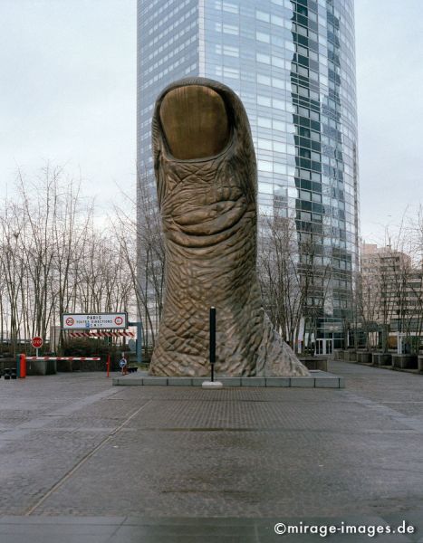 Thick Thumb
La Grande Arche La Defense Paris
Schlüsselwörter: gross, Metall, Bronze, Daumen, finger, Figur, Skulptur, Büro, Gebäude, Monument, Hochhaus, Wolkenkratzer, Architektur, Kunst, Glas, Fassade, gebogen, Schwung, modern, urban, Landschaft, Stadt, Parkplatz, Regen, nass, feucht, grau, Europa, SehenswÃ¼rdigk