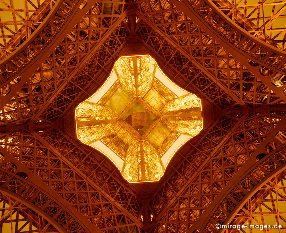 tour Eiffel
Paris
Schlüsselwörter: Stahl, Skelett, Eisen, Weltausstellung, Expo, Grosstadt, Architektur, Licht, Nacht, Beleuchtung, stark, Eiffelturm