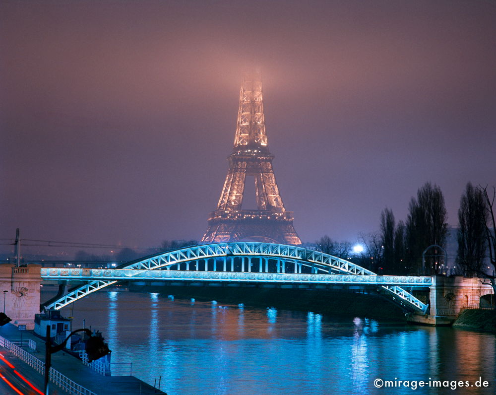 tour Eiffel
Paris
Schlüsselwörter: Nebel, Wasser, Fluss, Weltausstellung, Expo, BrÃ¼cke, Grosstadt, Architektur, Licht, Nacht, Beleuchtung, Eiffelturm