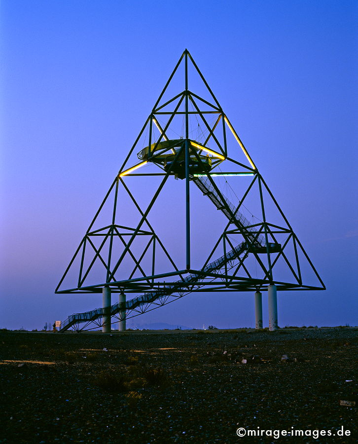 Tetraeder 
Bottrop 
Schlüsselwörter: nachts, Halde, Landmarke, IBA, Ausflugsziel, Strukturwandel, Kunst, Licht, beleuchtet, blau, schwarz, Abraum, Eisen, Stahl, Architektur, Revier, Treppe, Aussicht, Tourismus,