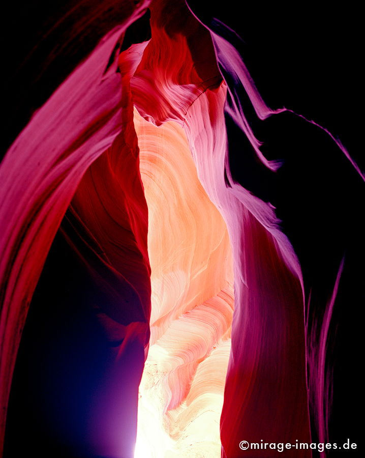 Der Wanderer
Lower Antelope Canyon im Navajo Nation Land
Schlüsselwörter: archaic, archaisch, cave, Geborgenheit, Heiligtum, Hoehle, landscape, Landschaft, mystic, mystisch, Natur, abstract1, orange, red, rot, sanctuary, Stein, stone, wilderness, Wildnis, Schlucht, Slot, Erosion