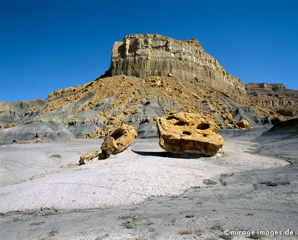 Felsformation
Arizona
Schlüsselwörter: archaic, archaisch, landscape, Landschaft, mystic, mystisch, Natur, nature, Felsen, rock, Stein, stone, wilderness, Wildnis, Western, Filmkulissen, movieset, Indianer, indian, Navajo, Trockenheit, dryness,