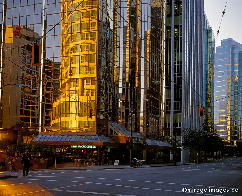 dawn in Vancouver
British Columbis
Schlüsselwörter: GroÃŸstadt, Metropole, urban, Glas, Stahl, Fassade, Architektur, Spiegelung, Spiegel, Stimmung, gold, Weltstadt, Reichtum, Wohlstand, modern, GeschÃ¤fte, einkaufen, Zentrum, Fortschritt, fortschrittlich, liberal, HochhÃ¤user, Strasse, Verkehr, Konsum,