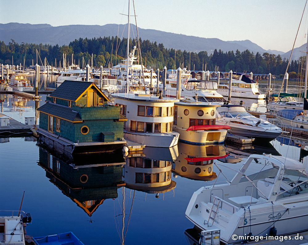 Yachthafen
Vancouver
Schlüsselwörter: GroÃŸstadt, Metropole, urban, Glas, Stahl, Fassade, Architektur, Abendstimmung, Stimmung, Weltstadt, Reichtum, Wohlstand, modern, GeschÃ¤fte, einkaufen, Zentrum, Fortschritt, fortschrittlich, liberal, weltoffen, Strasse, Verkehr, Verkehrsmittel, Konsum,