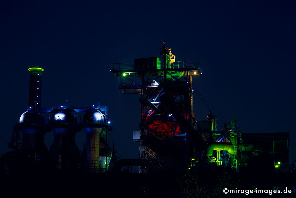 Stahlwerk Meiderich
Landschaftspark Duisburg 
Schlüsselwörter: nachts, beleuchtet, farbig, grün, blau, bunt, idyllisch, Zauber, beleuchtet, Tourismus, Lichtkunst, Kunst, Industrieromantik, Industriegeschichte, Ruine, IBA, Attraktion, Landmarke, Hochofen, Architektur, Erbe, Standort, Strukturwandel, Schwerindustrie,