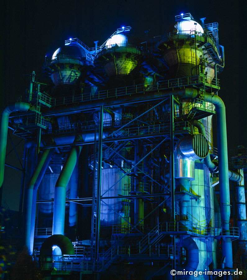 Stahlwerk Meiderich
Landschaftspark Duisburg 
Schlüsselwörter: nachts, beleuchtet, farbig, grn, blau, bunt, idyllisch, Zauber, beleuchtet, Tourismus, Lichtkunst, Kunst, Industrieromantik, Industriegeschichte, Ruine, IBA, Attraktion, Landmarke, Hochofen, Architektur, Erbe, Standort, Strukturwandel, Schwerindustrie,