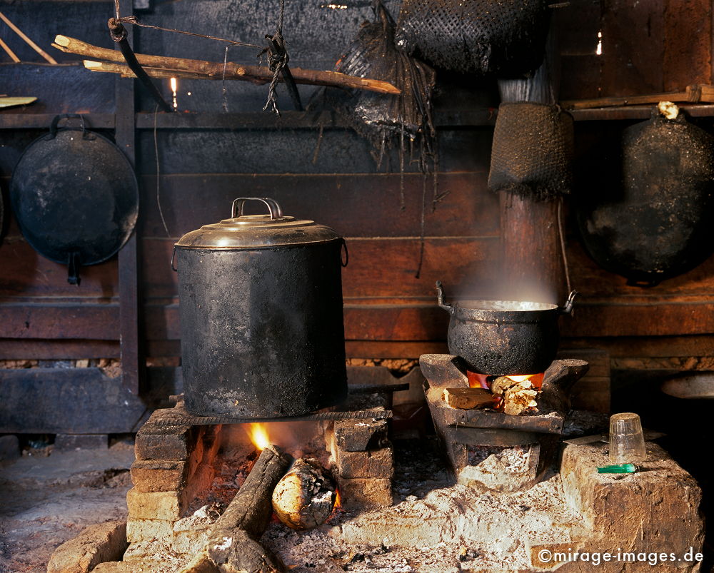 Laotische Küche                                          
Na Mor Oudomxay
Schlüsselwörter: Ruß, Feuer, Reis, kochen, Dorf, ländlich, Landleben, Kessel, Dampf, Dreck, Essen, Einfachheit, Armut, Geruch, Hunger, Hitze, Fernreise, Ernährung, Esskultur, Patina, brennen, offenes Feuer, Zubereitung, Speisen,