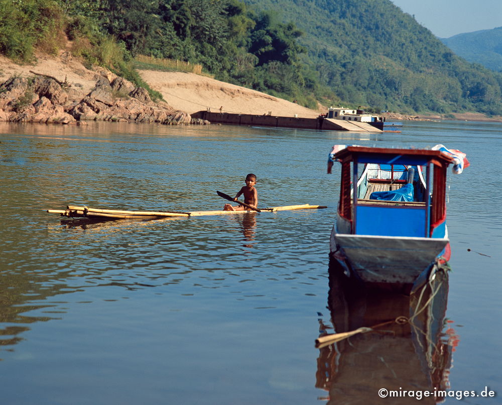 Childrens Play
Muang Khua
Schlüsselwörter: children1, Fluss, Bambus, Wasser, Kind, children, Spiel, Freude, Boot, Schiff, Südost Asien, Entwicklungsland, Reise, Natur, Landschaft, Fernreise,