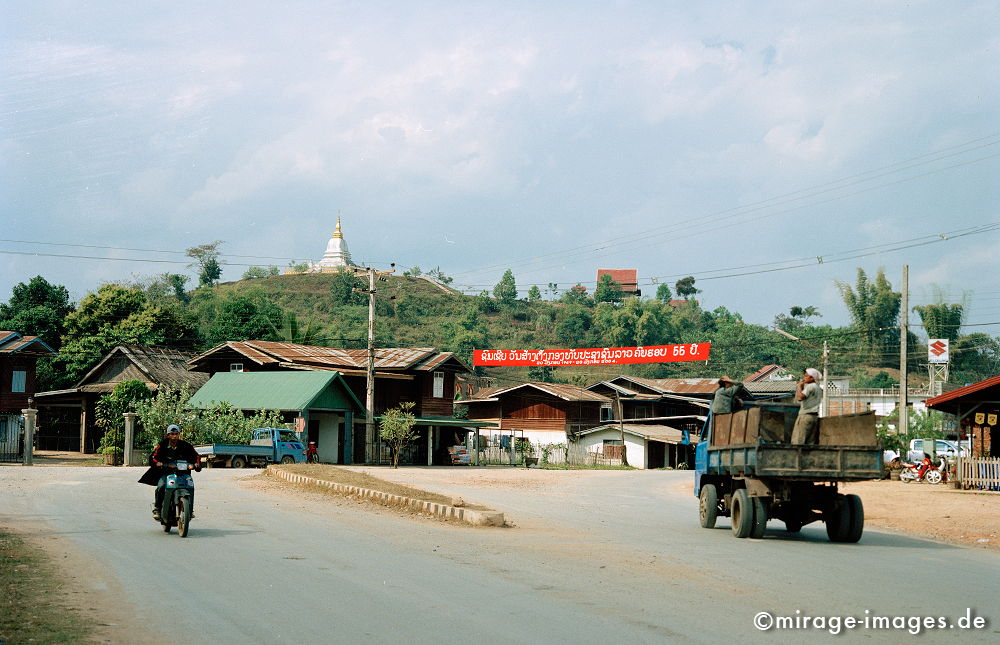 Crossroad
Oudomxay
Schlüsselwörter: Südost Asien, Reiseziel, Tourismus, Reise, Landschaft, Genuss, Kultur, aussen, draußen, Entwicklungsland, Fernreise, Verkehr, Stupa, Autos, Infrastruktur, Strasse,