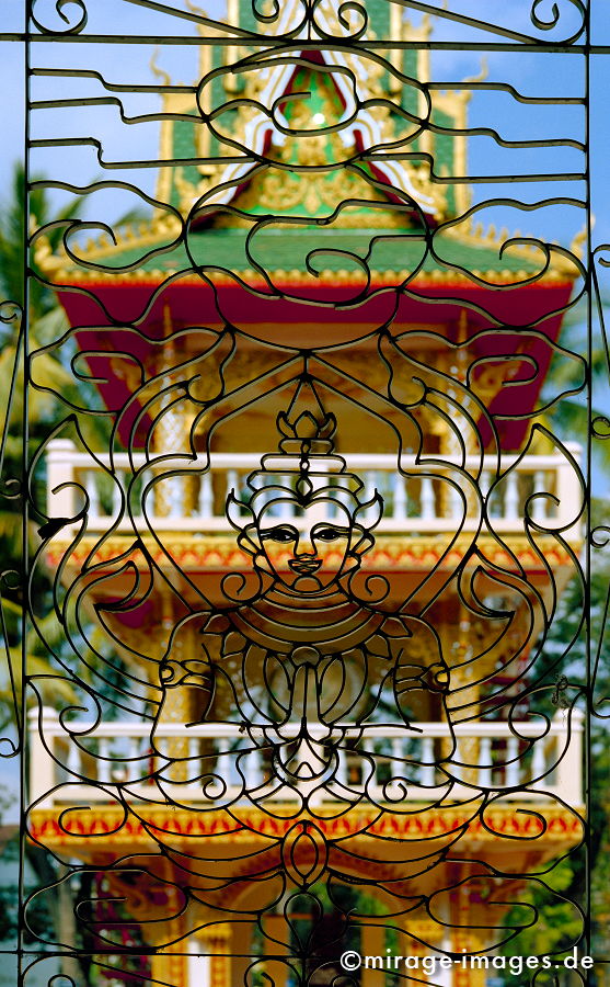 Temple outlook 
Vientiane
Schlüsselwörter: Kraft, Verehrung, Meditation, Buddhismus, Religion, Glauben, Spiritualität, Anbetung, Ruhe, zeitlos, Esoterik, anmutig, Grazie, Frau, weiblich, Frieden, friedlich, heilig, Entspannung, entspannen, beten, Glauben, gläubig, religiös, Kontemplation, Liebe