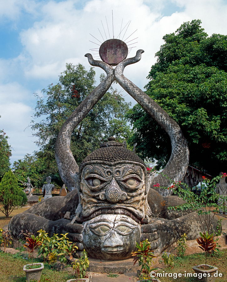 Buddhapark Xieng Khuan
Vientiane
Schlüsselwörter: Zeit, Zeitlosigkeit, Augen, Buddhismus, Glauben, Religion, Skulptur, Stein, Gesicht, Maske, Barong, Angst, Kunst, Geister, animistisch, Skulpturenpark, Patina, wachen, Traum, Alptraum, Spiritualität, kraftvoll, jenseits, Sehenswürdigkeit, geheimnisvoll