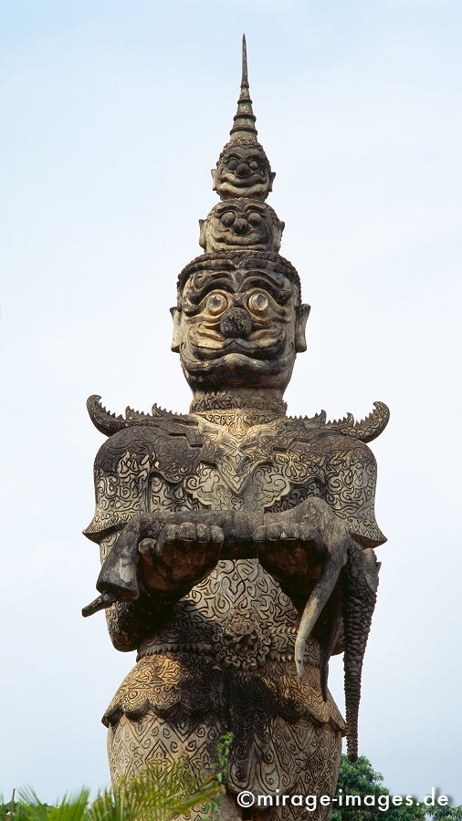 Buddhapark Xieng Khuan
Vientianne
Schlüsselwörter: Zeit, Zeitlosigkeit, Augen, Buddhismus, Glauben, Religion, Skulptur, Stein, Gesicht, Maske, Barong, Angst, Kunst, Geister, animistisch, Patina, wachen, Traum, Alptraum, Spiritualität, kraftvoll, Nase, jenseits, Sehenswürdigkeit, geheimnisvoll, Monster