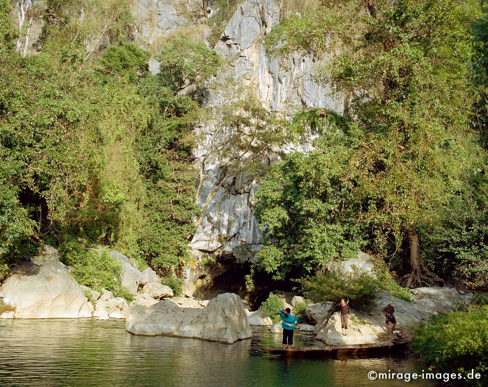 Dominique at Khong Lor Cave
Phou Hin Poun NBCA
Schlüsselwörter: Stille, Ruhe, Natur, Landschaft, Sonne, Frieden, friedlich, Seele, romantisch, idyllisch, Kalkstein, Höhle, Felsen, Stein, Vegetation, verweilen, Dschungel, grün,
