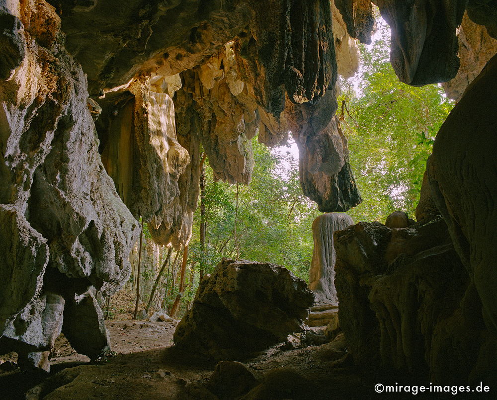 Cave
Sala Hinboun
Schlüsselwörter: Stein, Dschungel, archaisch, Höhle, zerklüftet, Entwicklungsland, Reise, rauh, Schutz, Wald, Natur, Landschaft, Ausgang, Eingang, Öffnung, Licht, unberührt, natürlich,
