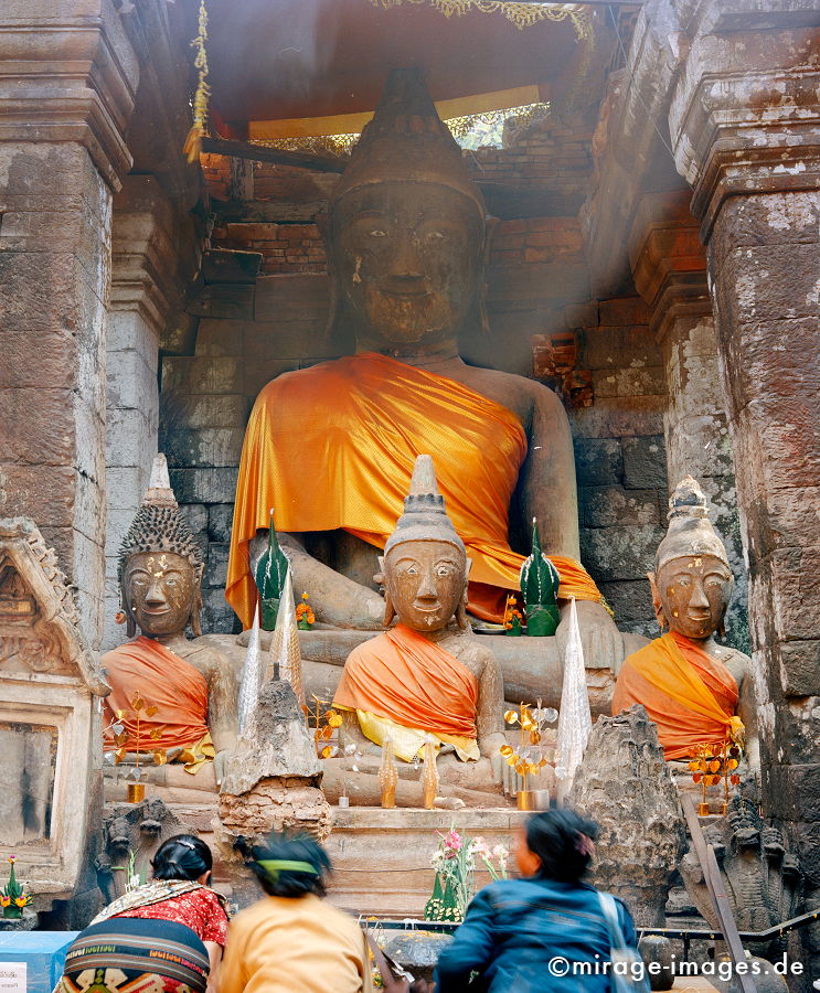 1 Buddha and 3 Goblins
Wat Phou Champasak
Schlüsselwörter: meditation1, Verehrung, orange, Räucherstäbchen, Opfer, Schrein, Spiritualität, Ruhe, Stein, alt, Heiligtum, Ruine, Tempel, Kraft, Buddhismus, Religion, Anbetung, Skulptur, zeitlos, Schönheit, Frieden, friedlich, heilig, Entspannung, Kontemplation