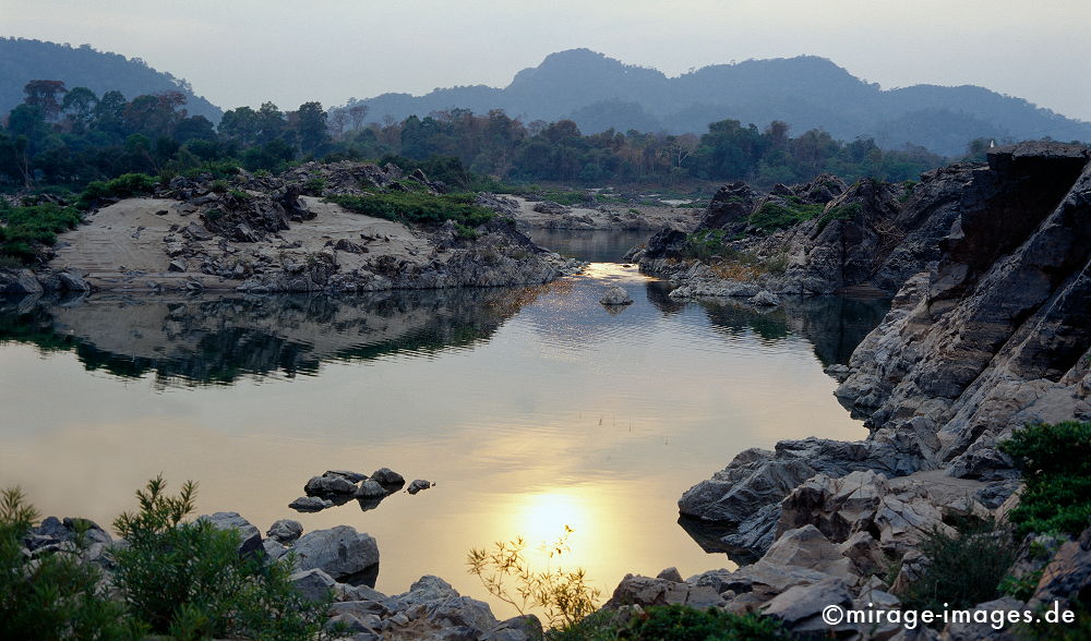 Mekong Sunset
Siphandone 4000 islands
Schlüsselwörter: Ruhe, Meditation, Gelassenheit, Fluss, Strom, Boot, Sonne, Felsen, Wildnis, Natur, Entspannung, entspannen, gleiten, spiegeln, Spiegel, Wasser, abends, Landschaft, lautlos, gold, Südost Asien, Reiseziel, Tourismus, Reise, Landschaft, Entwicklungsland,