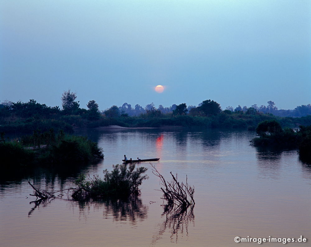 Siphandone 4000 islands
Champasak
Schlüsselwörter: Südost Asien, Reiseziel, Tourismus, Reise, Landschaft, Kultur, aussen, draußen, Entwicklungsland, Fernreise, Tropen, Wasser, Inseln, Fluss, Mekong, Abendstimmung, Sonne, Sonnenuntergang, Boot, Wildnis, natürlich, ursprünglich, blau, Ruhe, romatisch,