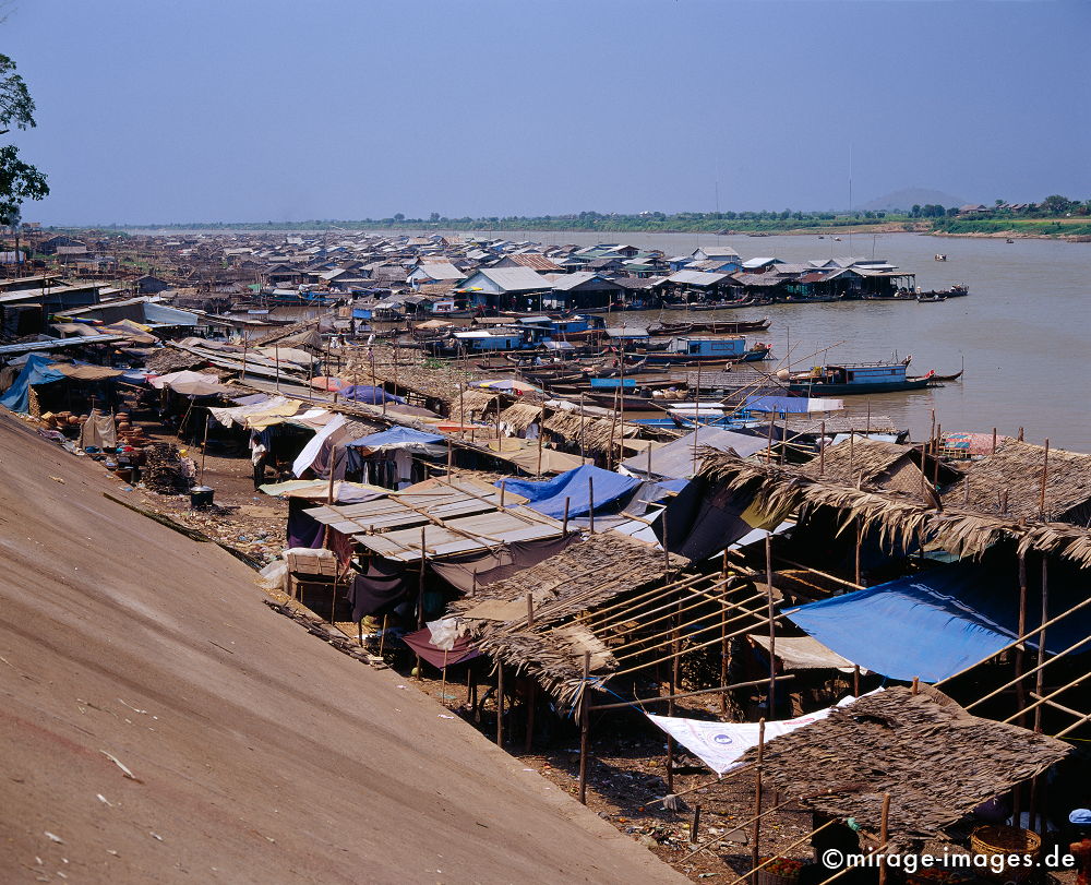 Marktplatz
schwimmende BambushÃ¼tten am Ufer des Tonle Sap See
Schlüsselwörter: Handel, Markt, HÃ¼tte, Bambus, braun, Wasser, chaotisch, Stroh, Entwicklungsland, Reise, Asien, Verkehr, Fluss, Wirtschaft,