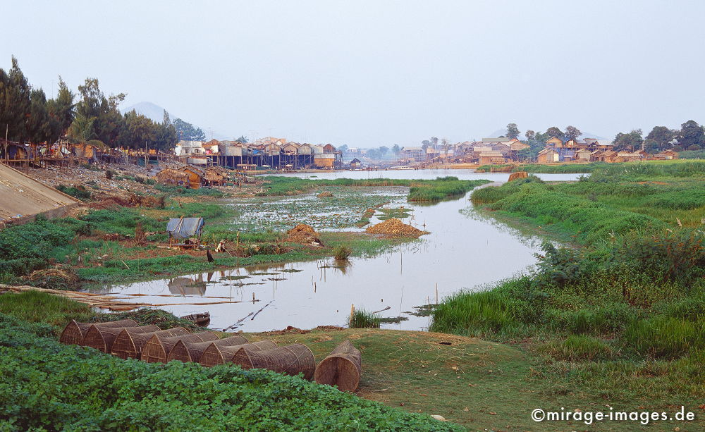 Stelzenhäuser am Ortsrand von Kampong Chhang
Tonle Sap
Schlüsselwörter: Handel, Markt, Hütte, Bambus, braun, Wasser, chaotisch, Stroh, Entwicklungsland, Reise, Asien, Verkehr, Fluss
