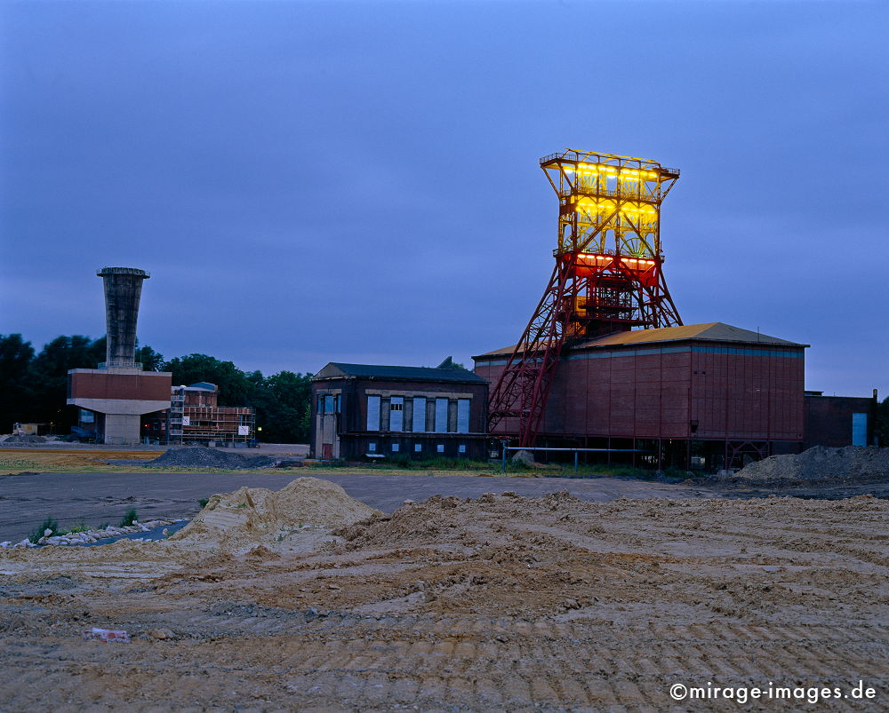 Zeche Hugo Cosolidation
Gelsenkirchen - Bismarck
Schlüsselwörter: Zeche, FÃ¶rderturm, Industrie, Industriekultur, Montan, Bergbau, Licht, Lichtkunst, leuchten, DÃ¤mmerung, abends, GelÃ¤nde, Umbau, Strukturwandel, SehenswÃ¼rdigkeit,