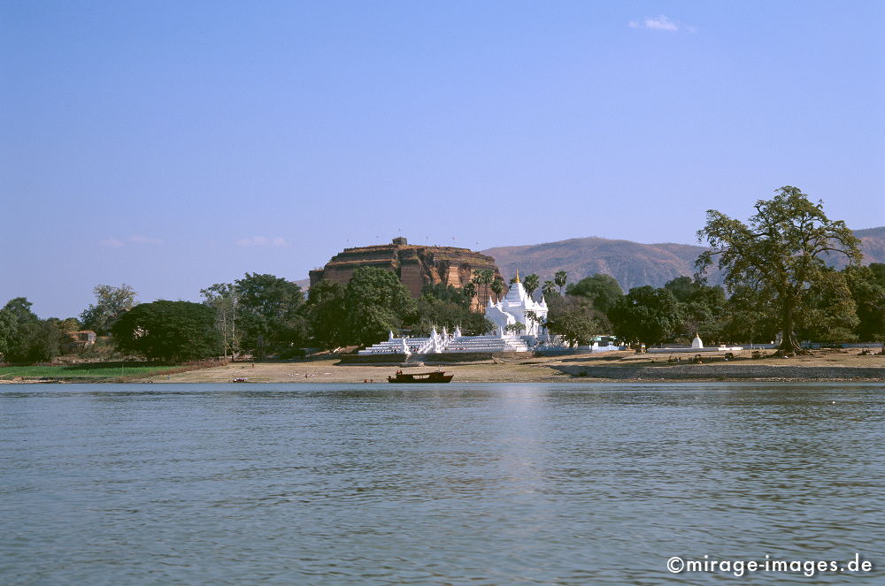 Mingun Paya
Mandalay
Schlüsselwörter: Ruine, Tempel, Kraft, Meditation, Buddhismus, Religion, SpiritualitÃ¤t, Ruhe, zeitlos, Architektur, SchÃ¶nheit, Frieden, friedlich, heilig, Fluss, Kloster, authentisch, historisch, Kunst, Schutz, beschÃ¼tzen, weiss, GebÃ¤ude, Ornament, Glauben, Mysterium,