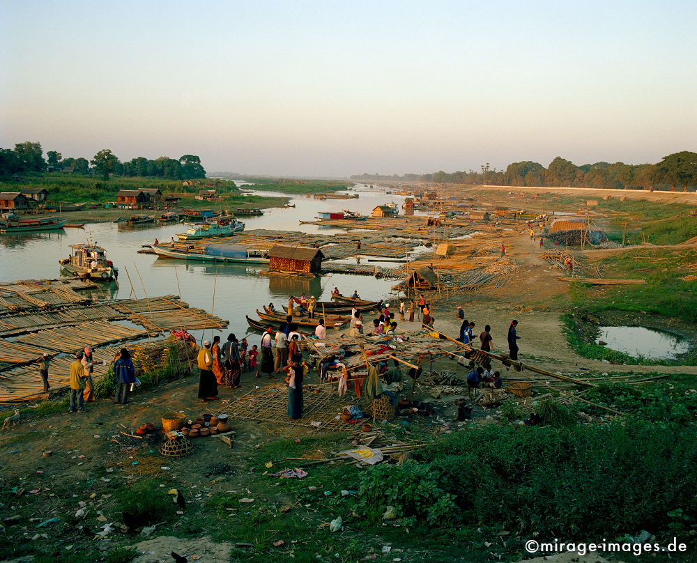 Ayeryawady River
Mandalay
Schlüsselwörter: Meditation, Armut, Markt, Boote, Hafen, Schiffe, Schlamm, Fluss, Buddhismus, Ruhe, gold, Abend, Sonnenuntergang, Wasser, Natur, Landschaft, Asien, Sonne, Reise, Frieden, friedlich, Menschenmenge, Bambus, Transport, Entwicklungsland, Fernreise, Birma