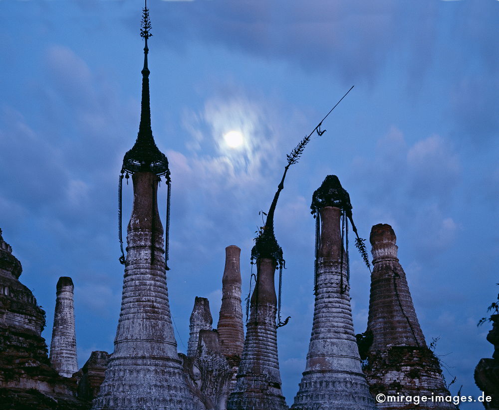 Kyaukhpyugyi Paya Ruine im Mondlicht
Nyaungshwe Inle Lake
Schlüsselwörter: Ruine, Tempel, Paya, Stupa, Meditation, Buddhismus, Religion, Asien, Spiritualität, Anbetung, Ruhe, Kultur, zeitlos, Tourismus, Reise, Architektur, Schönheit, Frieden, friedlich, heilig, Fernreise, Entspannung, entspannen, Birma, Burma,