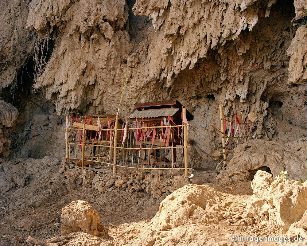 Ritualplatz
Mandalay Hsipaw
Schlüsselwörter: Höhle, Felsen, Gebetsfahnen, Tempel, zerklüftet, braun, Religion, Buddhismus, Glauben, Bambus, Zaun, Opfer, Natur, Stein, Einsamkeit,