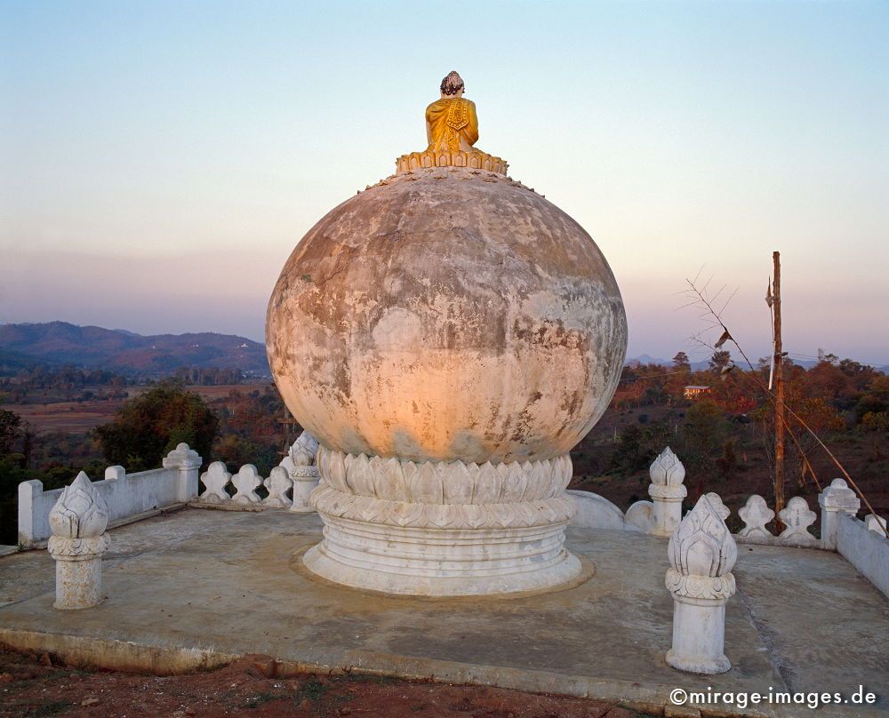 Entrückt
Hsipaw
Schlüsselwörter: meditation1, love1, Stein, alt, Ausblick, Heiligtum, Ruine, Tempel, Kraft, Meditation, Buddhismus, Religion, Spiritualität, Anbetung, Ruhe, Kultur, Skulptur, zeitlos, Tourismus, Reise, Architektur, Schönheit, Ruhe, Frieden, friedlich, heilig, Fernreise,