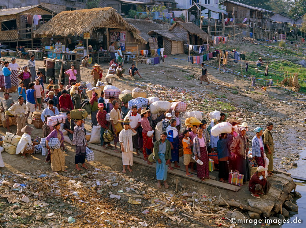 Crowded
Ayeryawady (Irrawady)
Schlüsselwörter: mixed1, Handel, Markt, HÃ¼tte, Bambus, braun, Wasser, chaotisch, Stroh, Entwicklungsland, Reise, travel, Asien, Verkehr, Burmesen, Ufer, Fluss, MÃ¼ll, Dorf, Fernreise, Menschenmenge, warten,