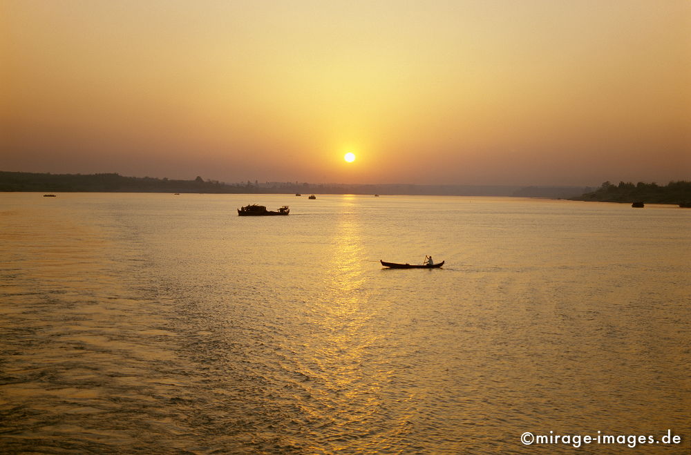 Sunset
Irrawady Kachin State
Schlüsselwörter: Wasser, Fluss, Schiff, Boote, Entspannung, entspannen, WasseroberflÃ¤che, Natur, Schiffahrt, Nautik, gold, Abend, Landschaft,
