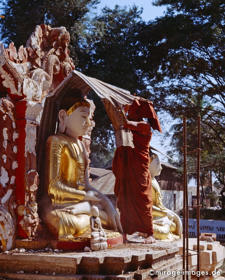 Buddha and Monk
Shwegu
Schlüsselwörter: meditation1, Kraft, Verehrung, Kult, Opfer, Meditation, Buddhismus, Religion, Schrein, Spiritualität, Anbetung, Ruhe, Natur, Frieden, heilig, Entspannung, entspannen, Glauben, gläubig, religiös, Kontemplation, Liebe,