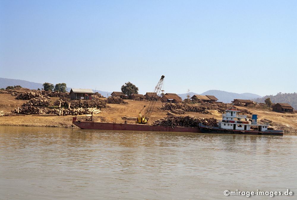 Logging Boat
Irrawady
Schlüsselwörter: Handel, Markt, braun, Wasser, Verkehr, Ufer, Fluss, Raubbau, Schiff, Baum, teak, BÃ¤ume, Fracht, Transport, Wirtschaft, Ausbeutung, ausbeuten, Rohstoffe, Resourcen, Einnahmequelle, Kahn, Natur, BaumstÃ¤mme, Holz,