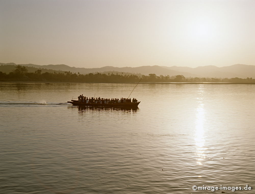 Passenger transportation
Irrawady
Schlüsselwörter: Wasser, Asien, Ruhe, geheimnisvoll, mystisch, Ferne, Weite, Fluss, DÃ¤mmerung, blass, fahl, Landschaft, Entspannung, Sonnenuntergang, Abend, abends, Magie, Stille, atmosphÃ¤risch, Stimmung, stimmungsvoll, Harmonie, Natur, Frieden, lautlos, windstill,