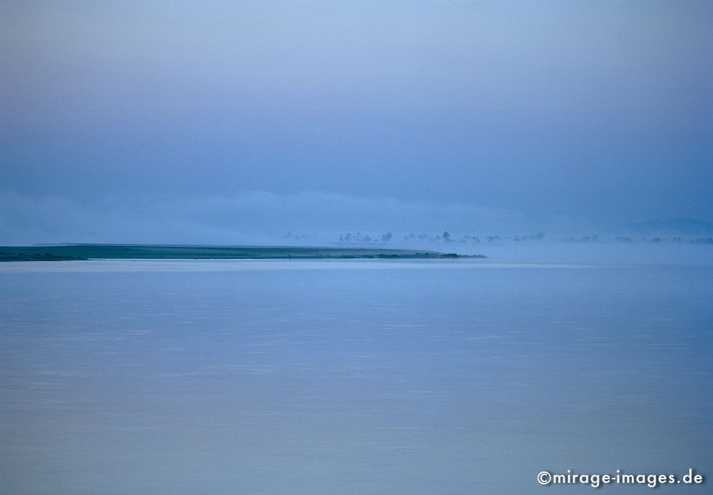 Morning Fog
Ayeryawady (Irrawady) Katha
Schlüsselwörter: Wasser, Entwicklungsland, Reise, Asien, Ruhe, geheimnisvoll, mystisch, Ferne, Weite, Fluss, Nebel, DÃ¤mmerung, blass, fahl, Landschaft, Tropen, Fernreise, Entspannung, entspannen, Birma, Burma