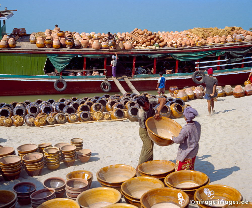 TongefÃ¤ÃŸe
Shwegu
Schlüsselwörter: Schiffahrt, shipping, Transport, Handel, Markt, Wasser, Verkehr, Burmesen, Ufer, Fluss, Ton, Krug, Schalen, Boot, Schiff, Sand, Mensch, Arbeit, Fracht, Transport, Wirtschaft, Einnahmequelle, Kahn, KÃ¤hne, Schiffahrt, Nautik, Handarbeit, entladen, laden,