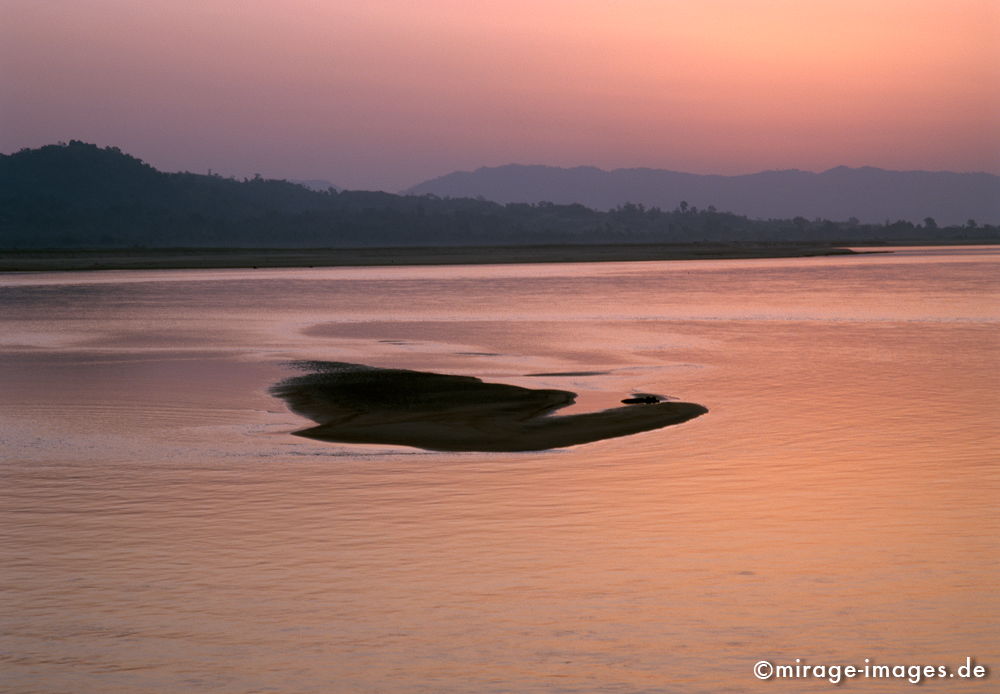 Solaris
Ayeryawady River
Schlüsselwörter: Sonnenuntergang, rot, Fluss, Weite, Sandbank, fremd, surreal, stimmungsvoll, meditativ, Landschaft, Wasser, menschenleer,