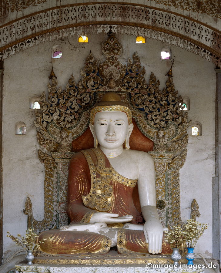 Buddha
Bhamo
Schlüsselwörter: Tempel, Meditation, Buddhismus, Religion, SpiritualitÃ¤t, Anbetung, Ruhe, Skulptur, zeitlos, SchÃ¶nheit, Stille, Frieden, friedlich, heilig, Liebe, Menschlichkeit, Hand, Blumen, Liebe, Kloster, Buddha, Geduld, WÃ¼rde, Glauben, GlÃ¼ck, Nirwana, Kunst, Geis