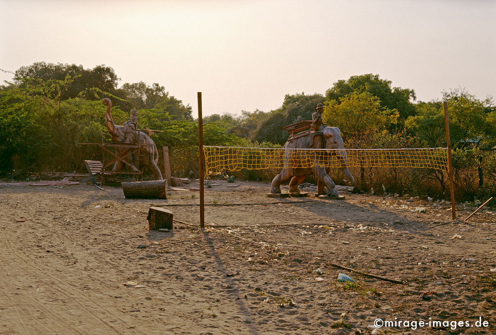 Riding on elephants
Nyaung U
Schlüsselwörter: Spielfeld, Netz, Platz, Staub, Sand Sonnenuntergang, warm, Staub, GebÃ¼sch, Vegetation, Football, Abfall,