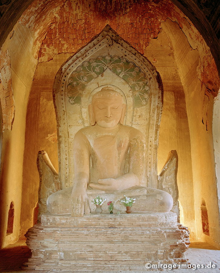 Shrine
Nyaung U Bagan
Schlüsselwörter: Stein, Heiligtum, Tempel, Kraft, Meditation, Buddhismus, Religion, Asien, Spiritualität, Anbetung, Ruhe, Kultur, Skulptur, zeitlos, Tourismus, Reise, Architektur, Schönheit, Ruhe, Frieden, friedlich, heilig, Fernreise, Entspannung, entspannen, Birma,