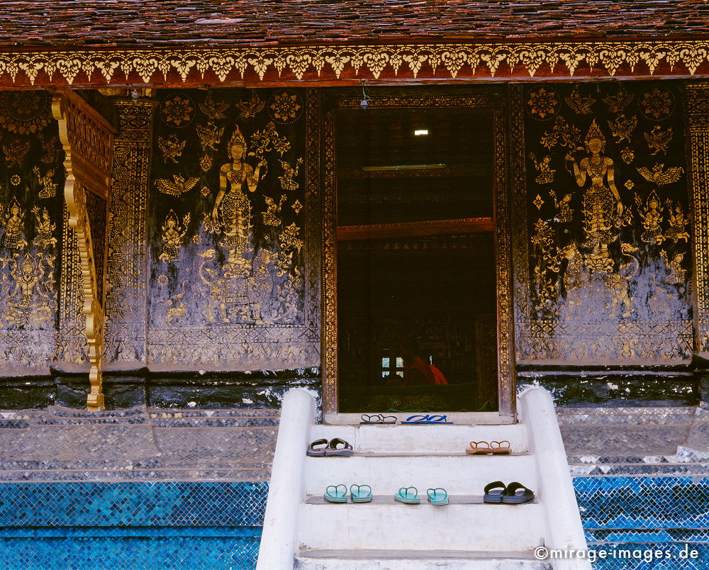 Wat Xieng Thong
Luang Prabang
Schlüsselwörter: Buddhismus, Ruhe, gold, Tempel, Schuhe, heilig, Architektur, Treppe, Frieden, friedlich, heilig, Entspannung, entspannen, Sehenswürdigkeit, Touristenattraktion, Meditation, Südost Asien, Reiseziel, Tourismus, Reise, Landschaft, Genuss, Kultur, Tropen,